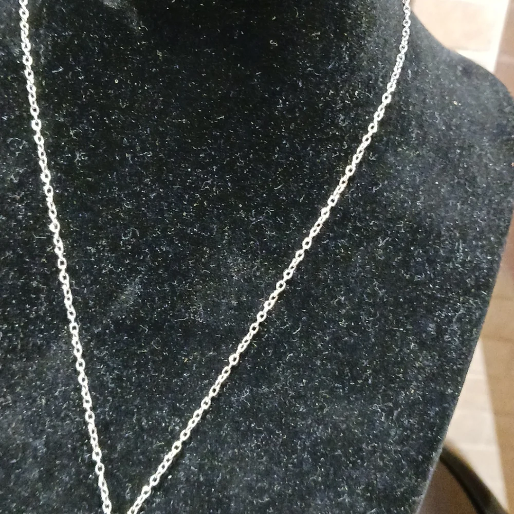Girl's Silvertone 16in. Flower Pendant Necklace.